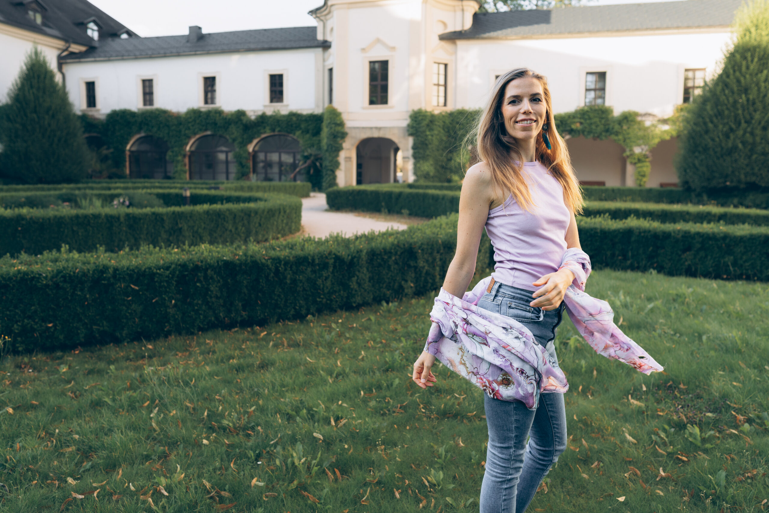 Lenka jdoucí vpřed